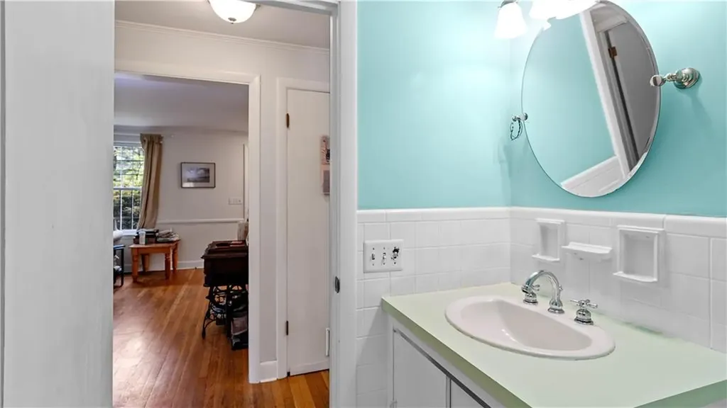 689 Middle Road East Greenwich RI 02818