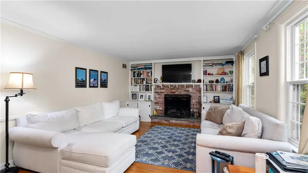 689 Middle Road East Greenwich RI 02818