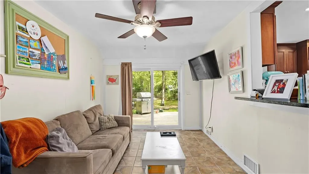 689 Middle Road East Greenwich RI 02818