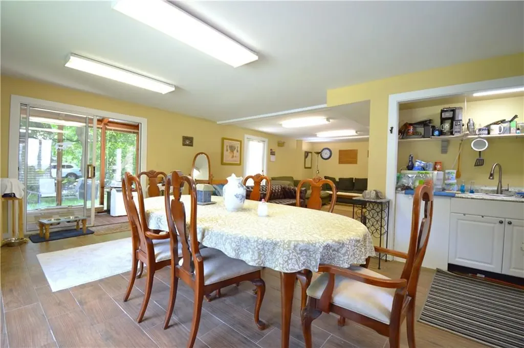 1028 East Main Road Portsmouth RI 02871