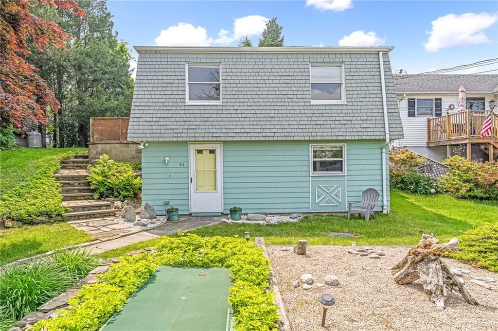 44 Summit Road Portsmouth RI 02871