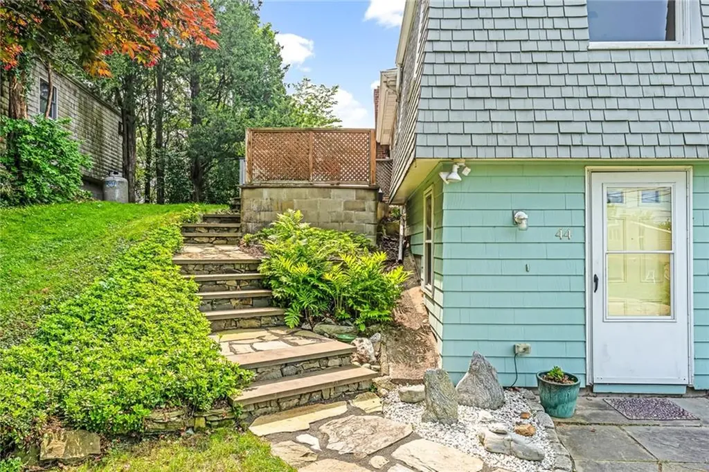 44 Summit Road Portsmouth RI 02871