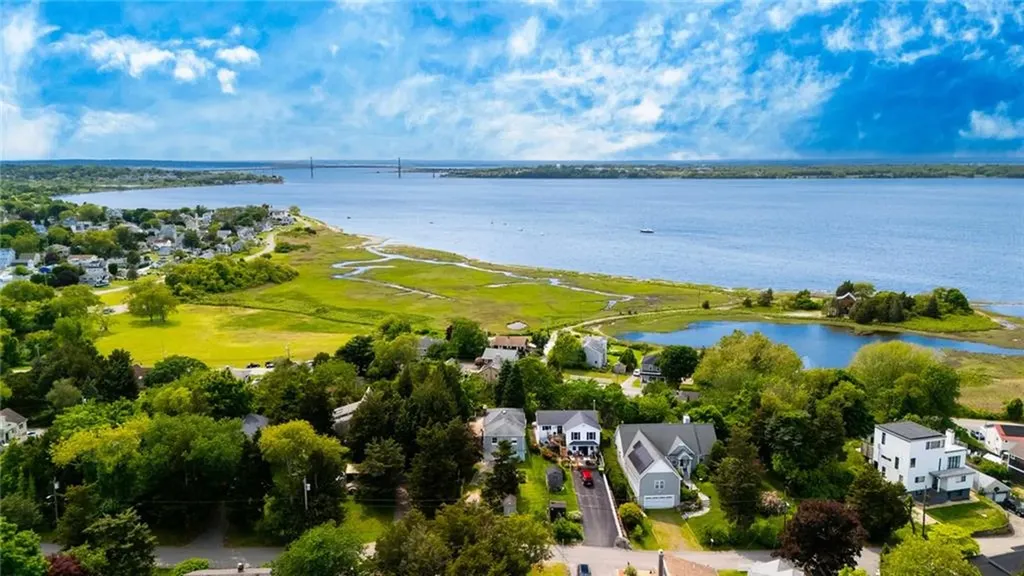 44 Summit Road Portsmouth RI 02871