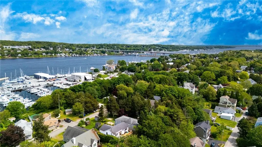 44 Summit Road Portsmouth RI 02871
