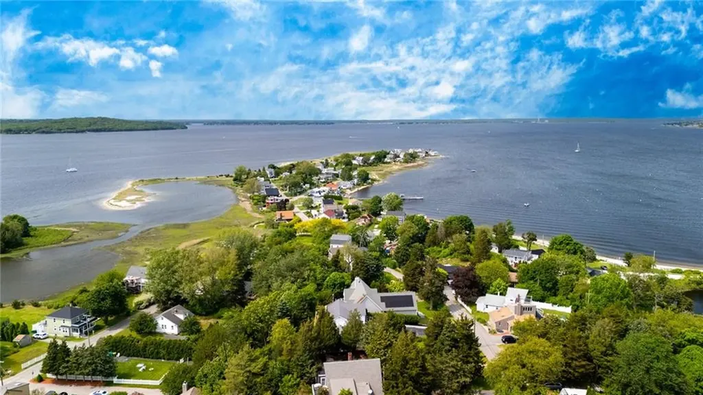 44 Summit Road Portsmouth RI 02871