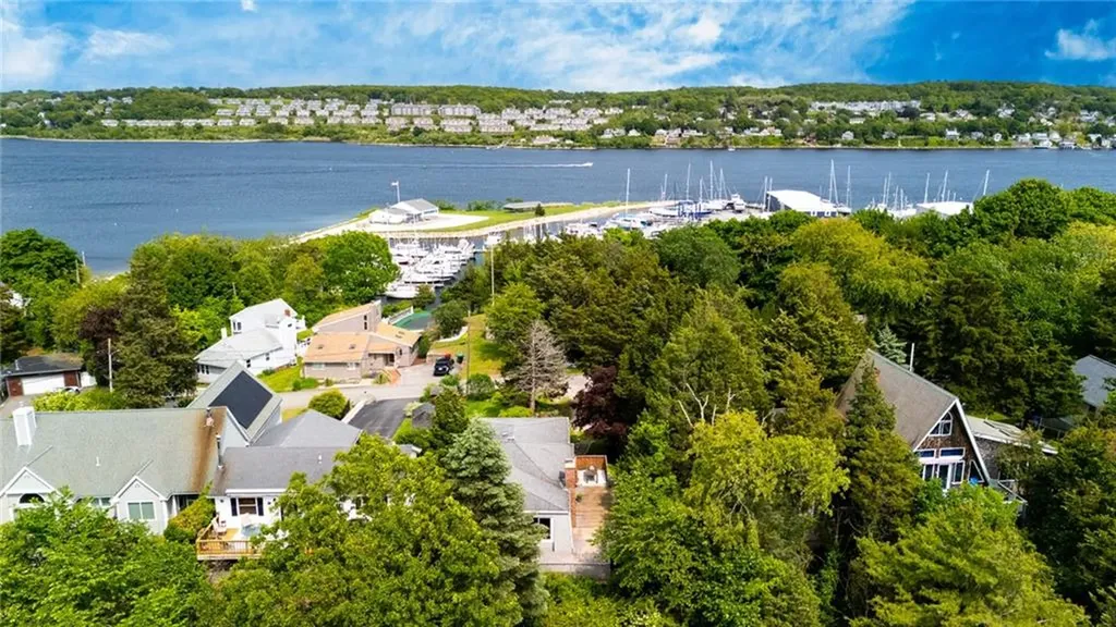 44 Summit Road Portsmouth RI 02871
