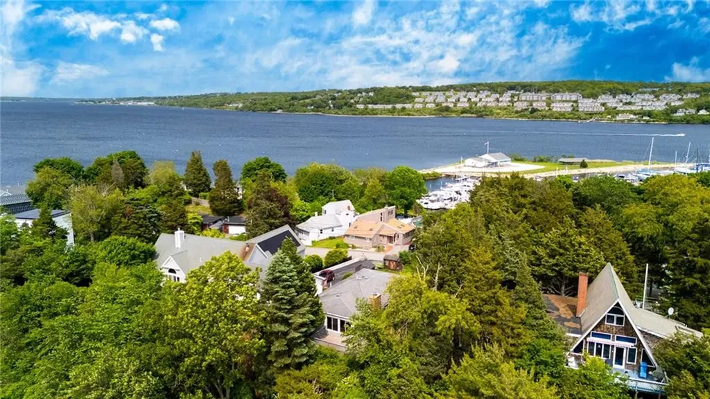 44 Summit Road Portsmouth RI 02871