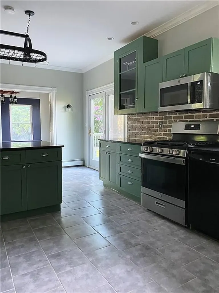348 Bristol Ferry Road Portsmouth RI 02871