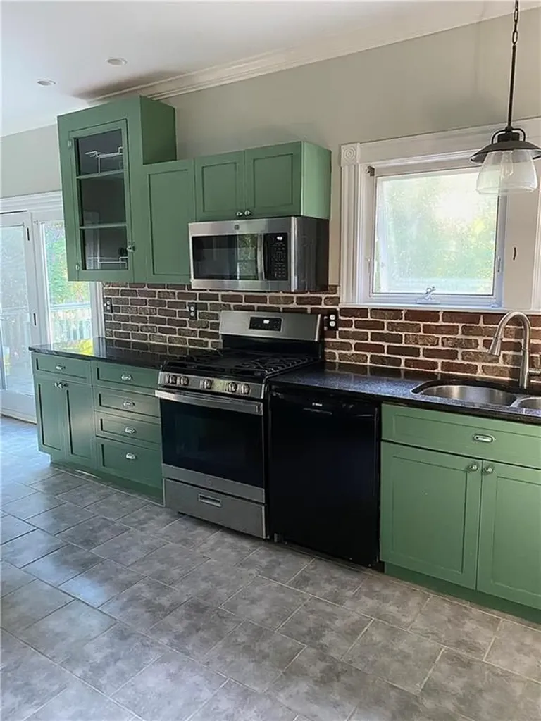 348 Bristol Ferry Road Portsmouth RI 02871