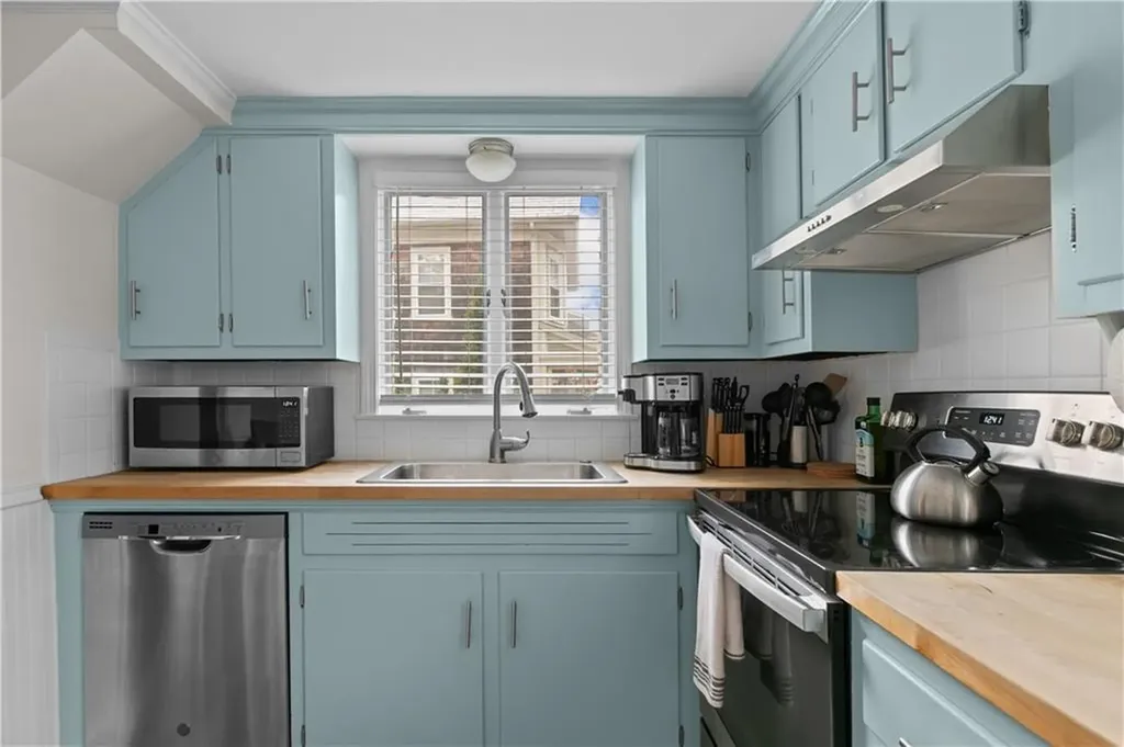 325 Spring Street Newport RI 02840