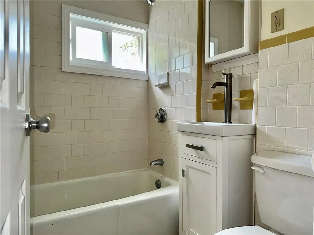 182 Newland Avenue Woonsocket RI 02895