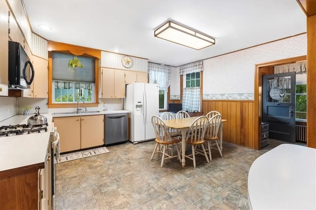 59 Woodland Road Woonsocket RI 02895