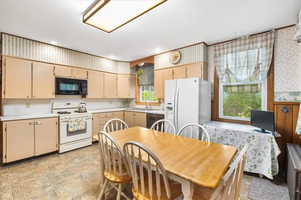 59 Woodland Road Woonsocket RI 02895
