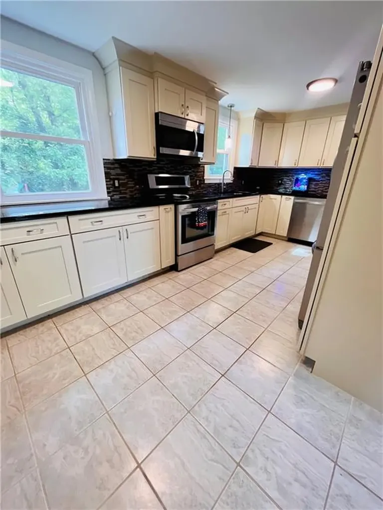 75 Pembroke Lane Coventry RI 02816