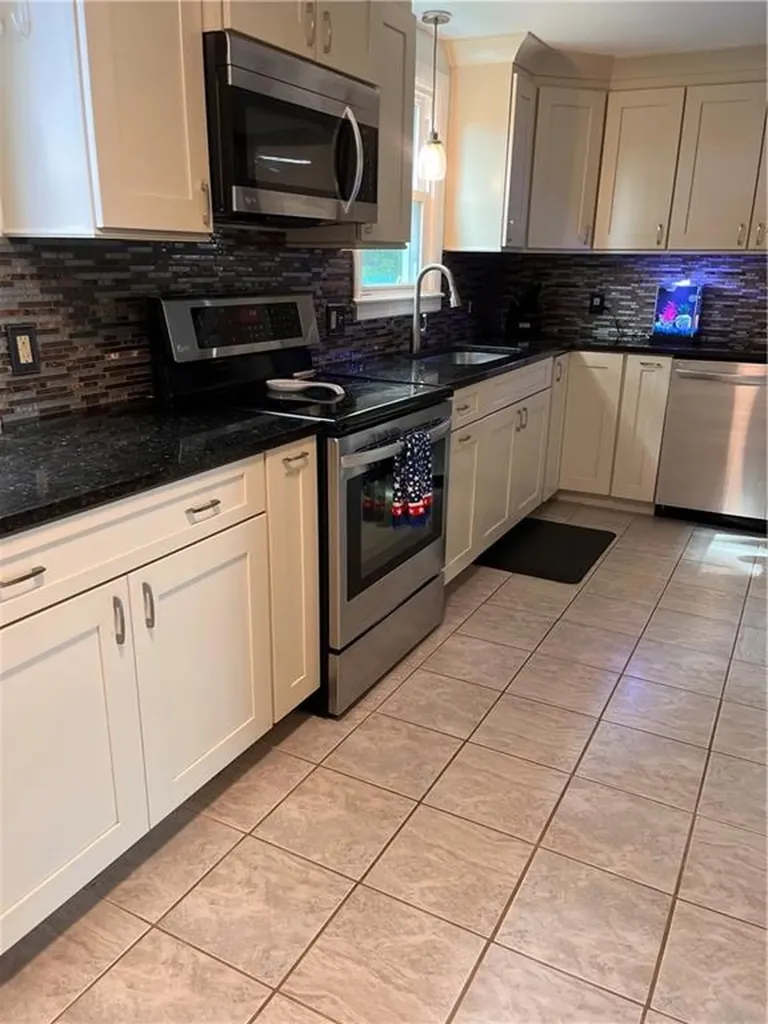 75 Pembroke Lane Coventry RI 02816