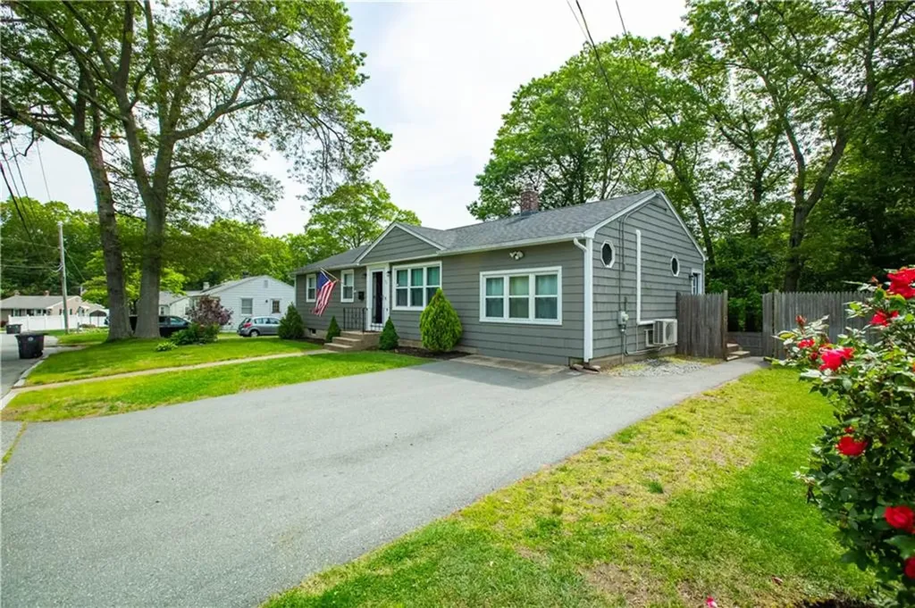 75 Pembroke Lane Coventry RI 02816