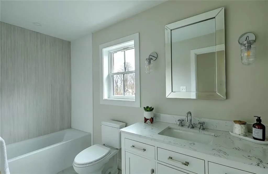 28 Castle Street East Greenwich RI 02818