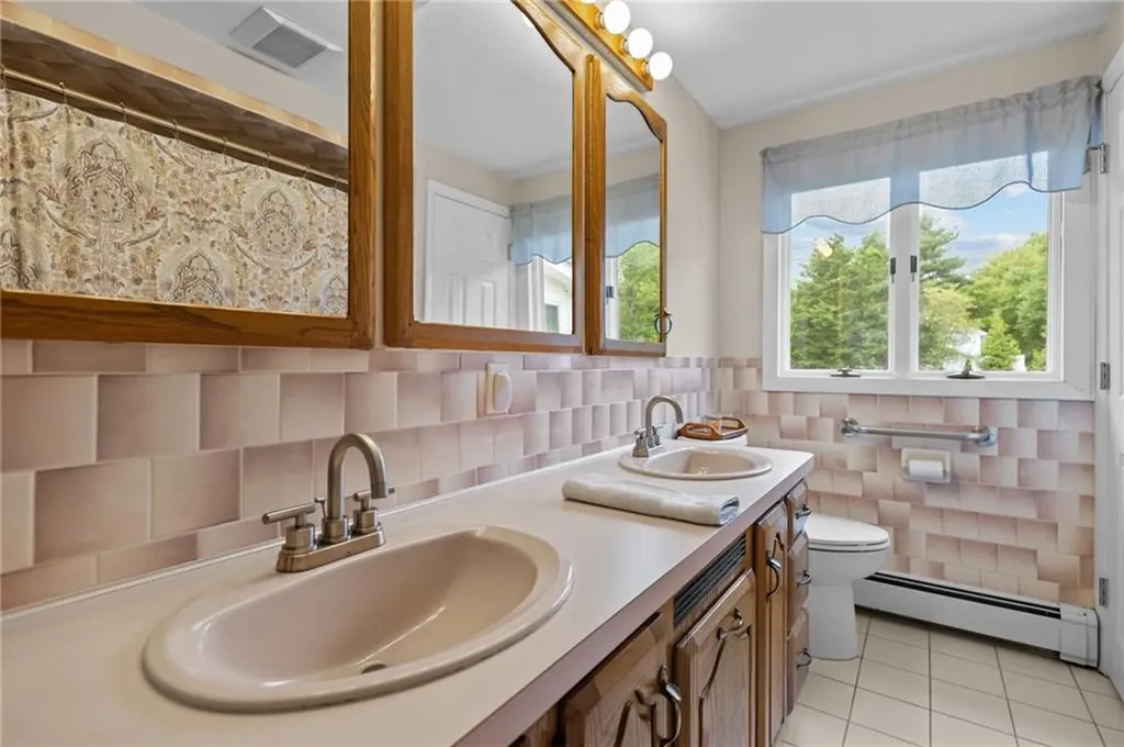 15 Womantam Lane Cumberland RI 02864