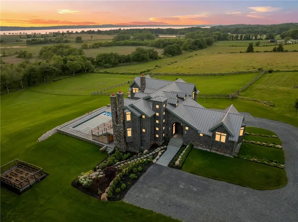 82 Nonquit Lane Tiverton RI 02878