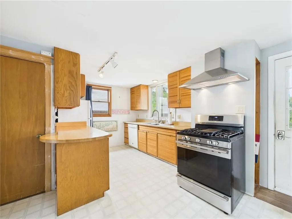61 Blanding Avenue Barrington RI 02806
