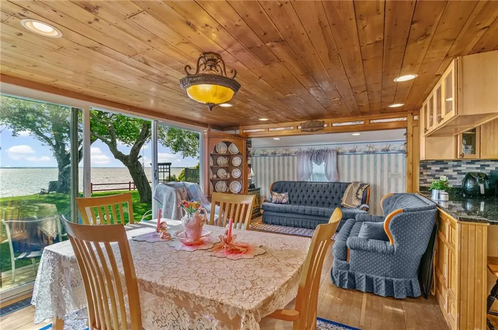 109 Namquid Drive Warwick RI 02888