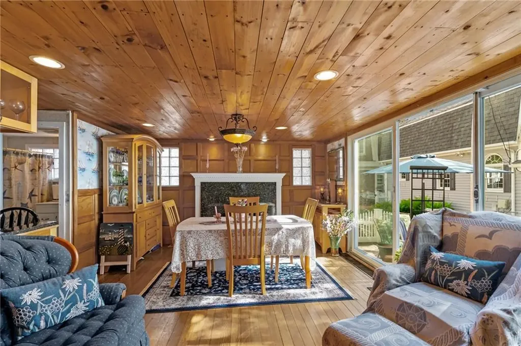 109 Namquid Drive Warwick RI 02888