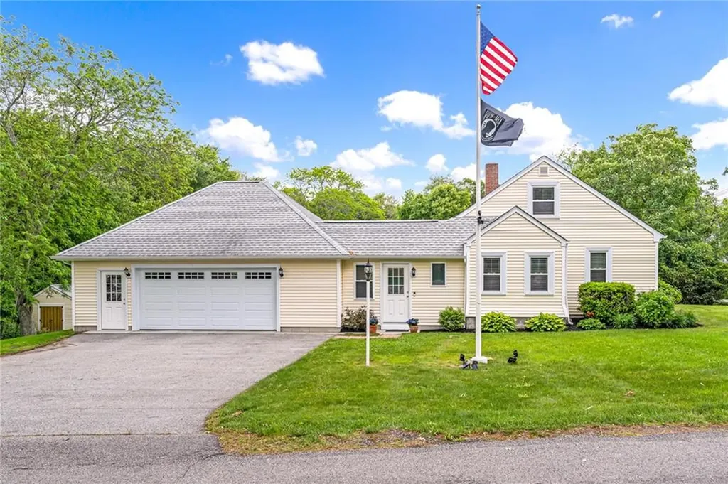 33 Upland Way Barrington RI 02806