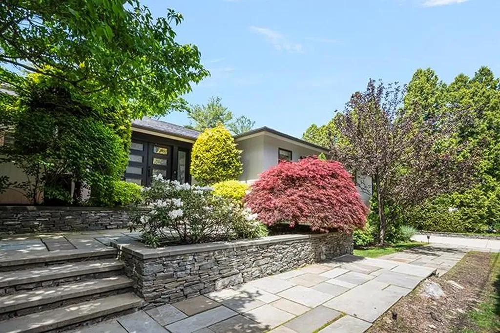 20 Woodland Terrace Providence RI 02906