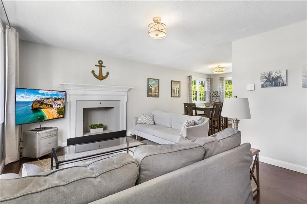 25 Old Pine Road Narragansett RI 02882