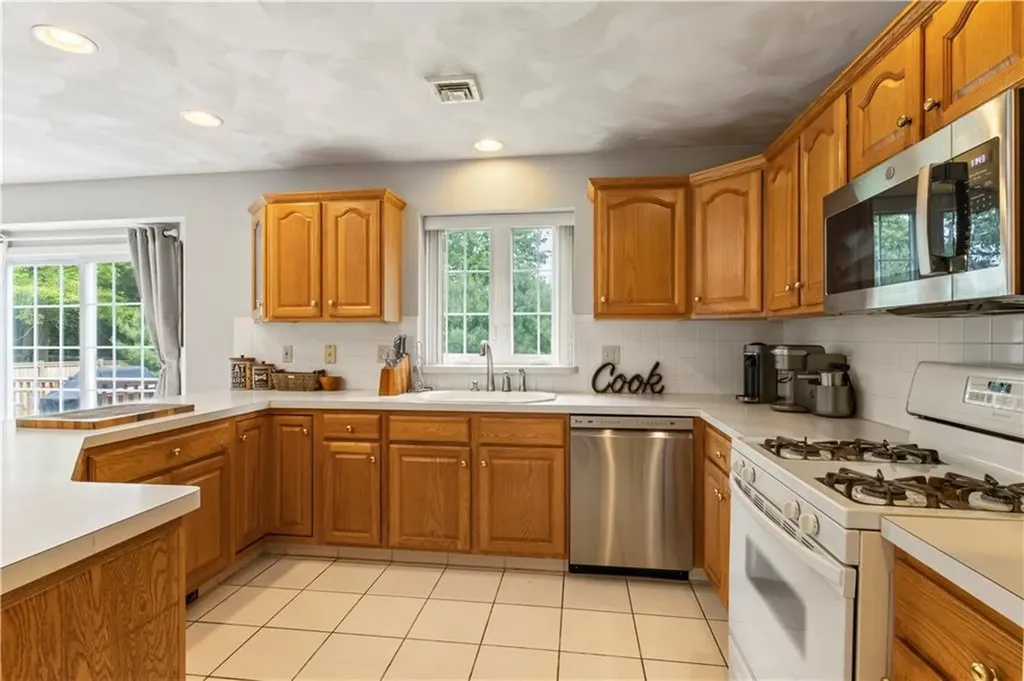 46 Bakewell Court Cranston RI 02921