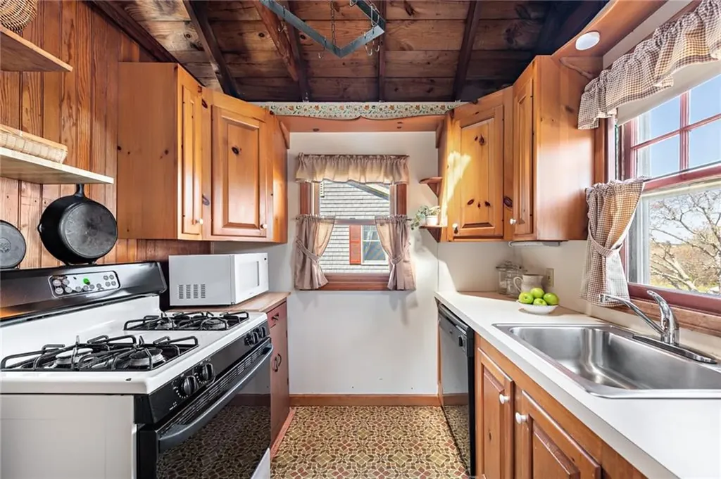 120 Houston Avenue Narragansett RI 02882