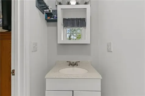 26 Cherokee Drive Portsmouth RI 02871