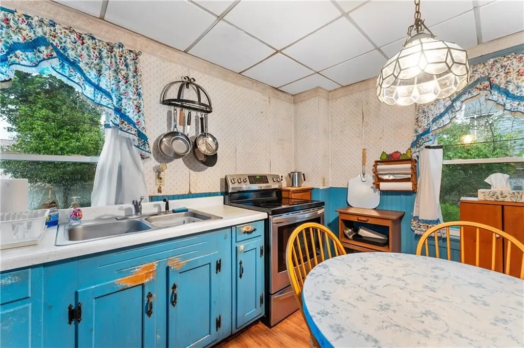 262 Sutton Avenue East Providence RI 02914