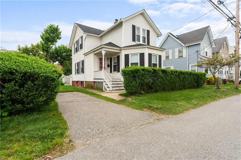 262 Sutton Avenue East Providence RI 02914