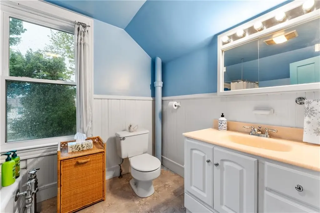 262 Sutton Avenue East Providence RI 02914