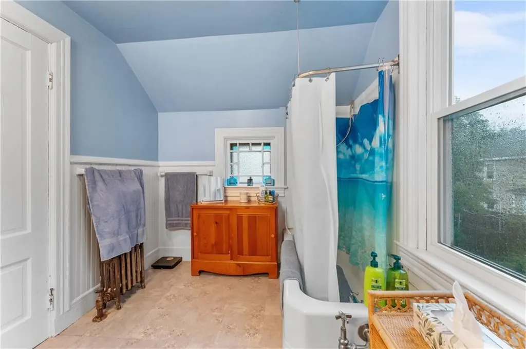 262 Sutton Avenue East Providence RI 02914