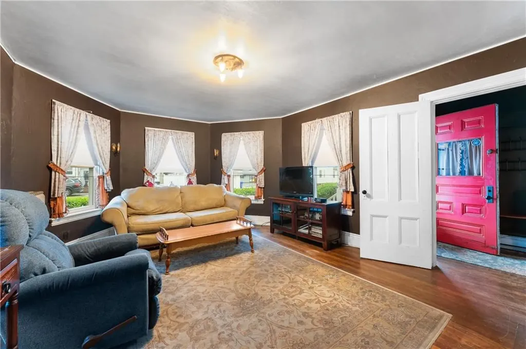 262 Sutton Avenue East Providence RI 02914