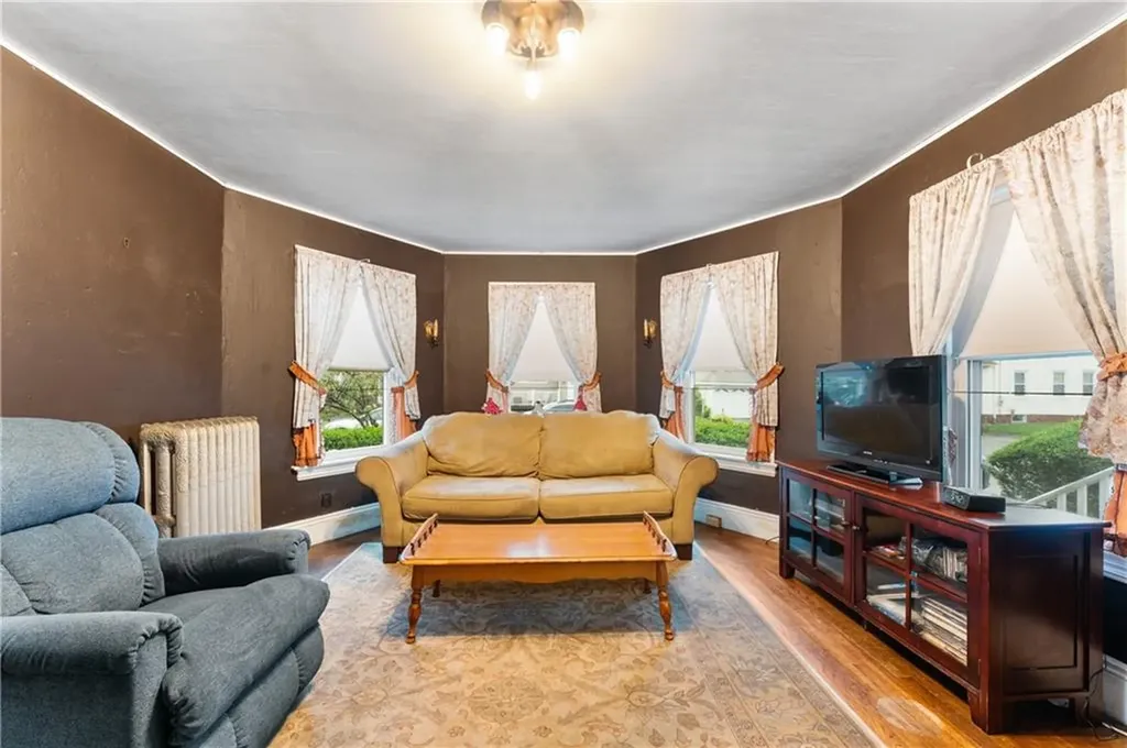 262 Sutton Avenue East Providence RI 02914