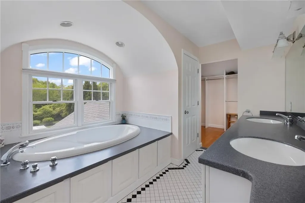 45 Cliff Drive Narragansett RI 02882