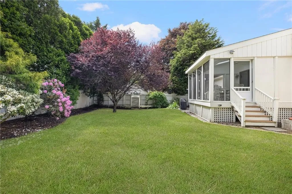 8 School House Road Narragansett RI 02882