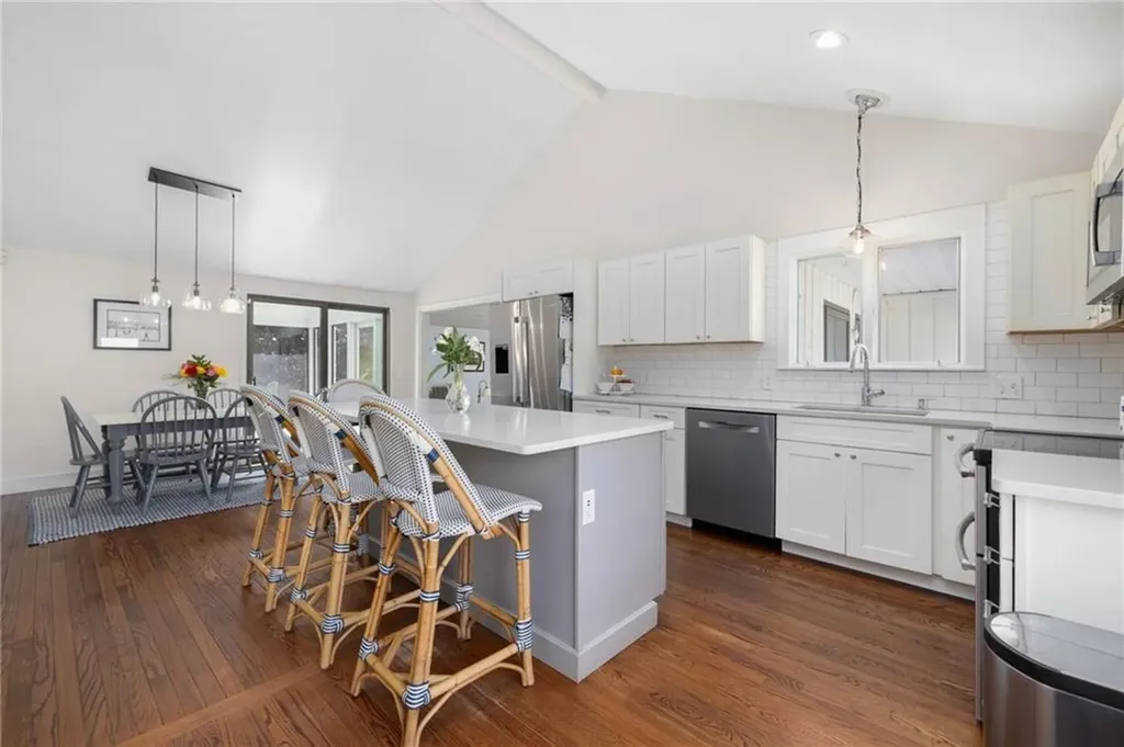 8 School House Road Narragansett RI 02882