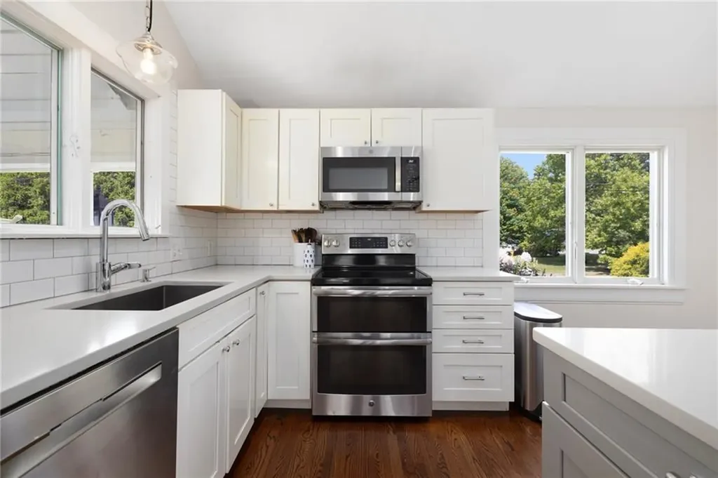8 School House Road Narragansett RI 02882