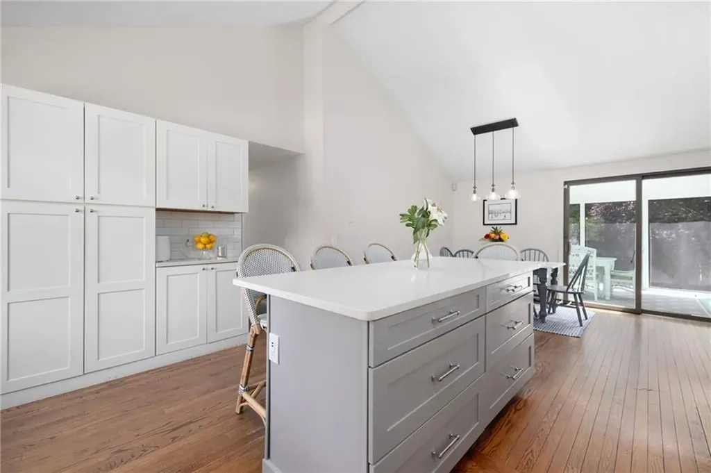 8 School House Road Narragansett RI 02882