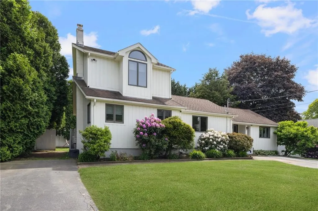 8 School House Road Narragansett RI 02882