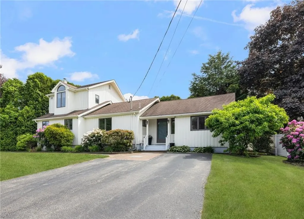 8 School House Road Narragansett RI 02882