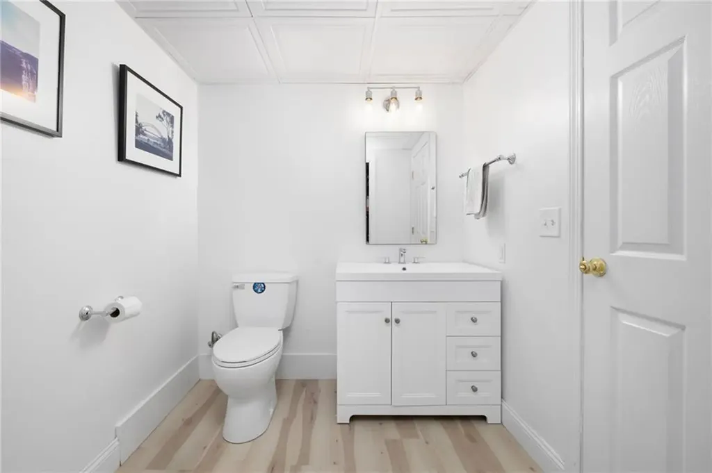 8 School House Road Narragansett RI 02882