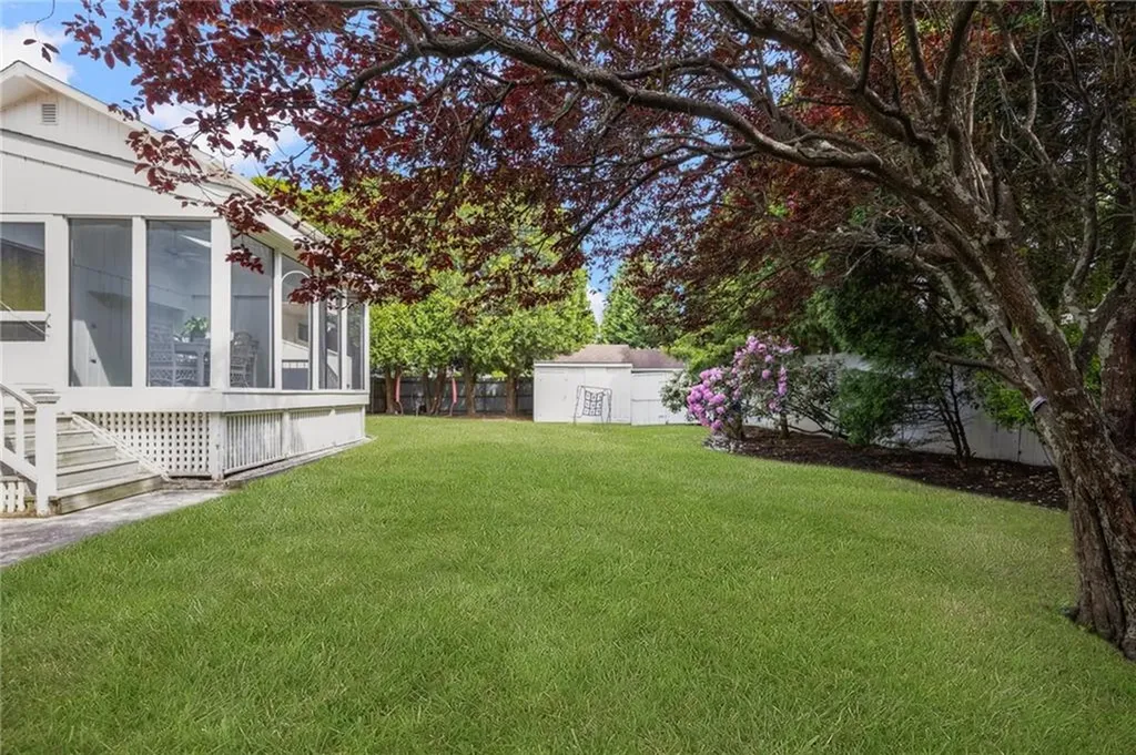 8 School House Road Narragansett RI 02882