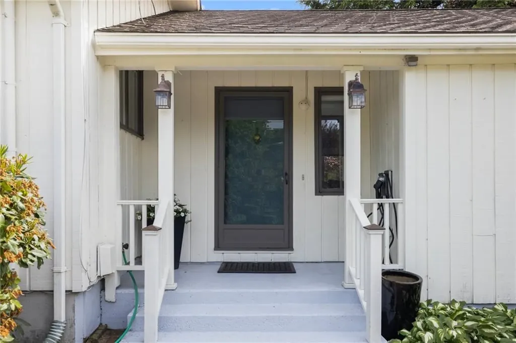 8 School House Road Narragansett RI 02882
