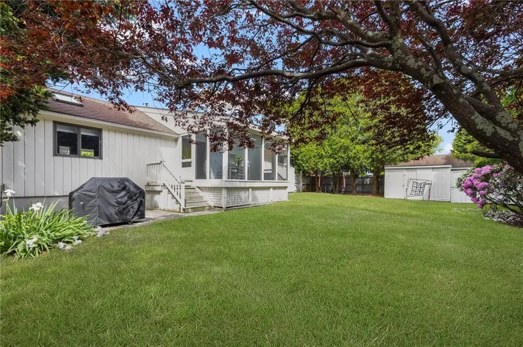 8 School House Road Narragansett RI 02882