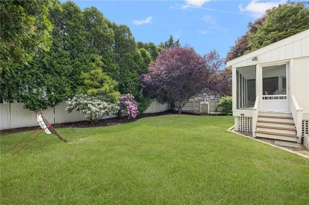 8 School House Road Narragansett RI 02882